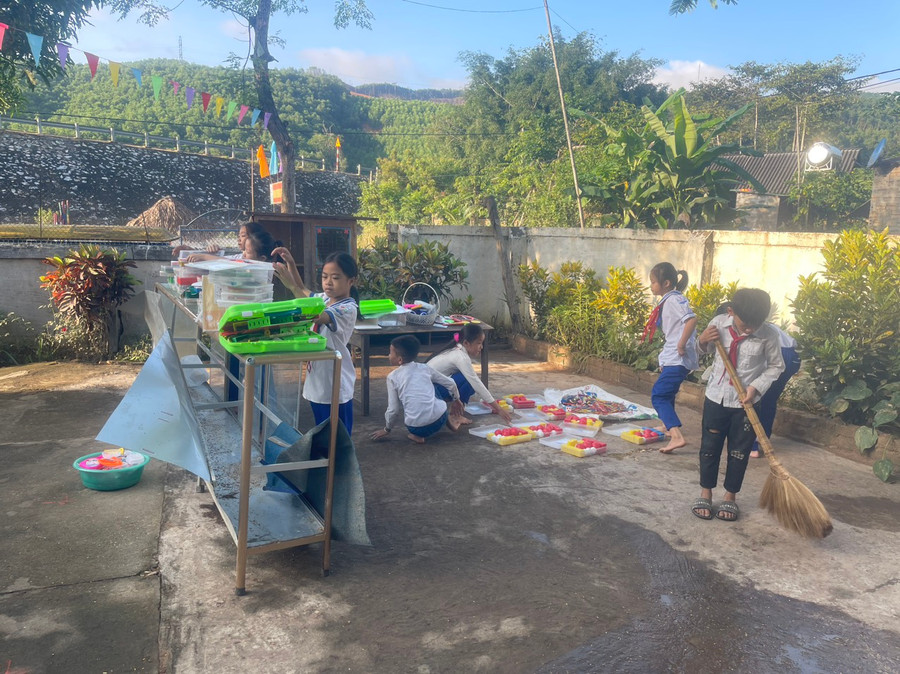 Hơn 2.500 bộ sách giáo khoa của học sinh Nghệ An bị hư hỏng, hoặc nước lũ cuốn trôi.