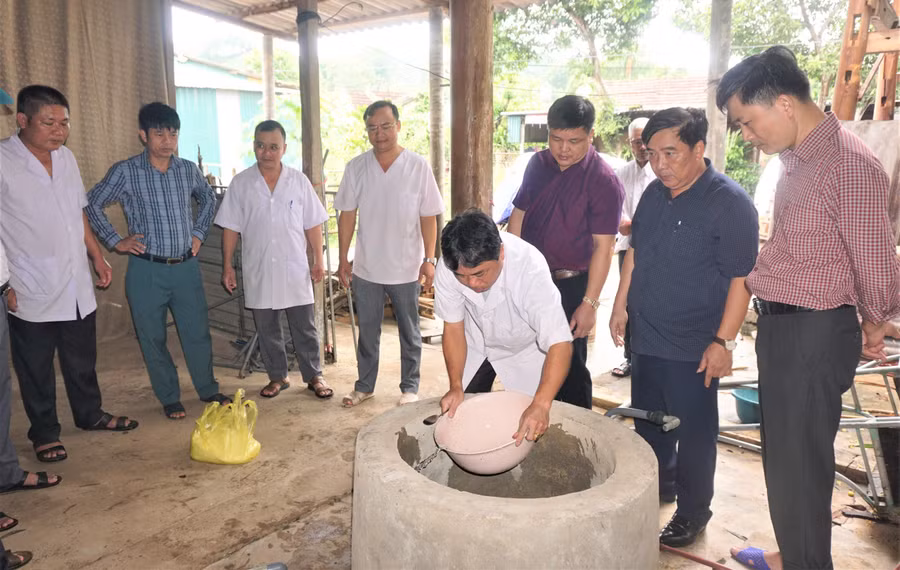 Huyện Hương Khê (Hà Tĩnh) phối hợp cùng các ngành chức năng kiểm tra và vệ sinh nguồn nước tại khu dân cư và trường học trên địa bàn.