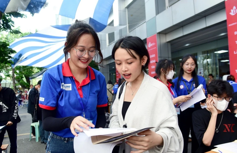 Tư vấn tuyển sinh, hướng nghiệp ở cấp THPT có vai trò quan trọng trong việc lựa chọn ngành nghề của người học. Ảnh: INT