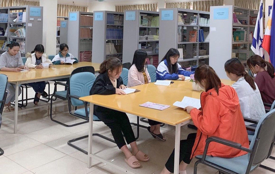 Sinh viên Cao đẳng 20 Mầm non 2 học tại thư viện Phân hiệu Đại học Thái Nguyên tại tỉnh Lào Cai. Sinh viên Cao đẳng 20 Mầm non 2 học tại thư viện Phân hiệu Đại học Thái Nguyên tại tỉnh Lào Cai.