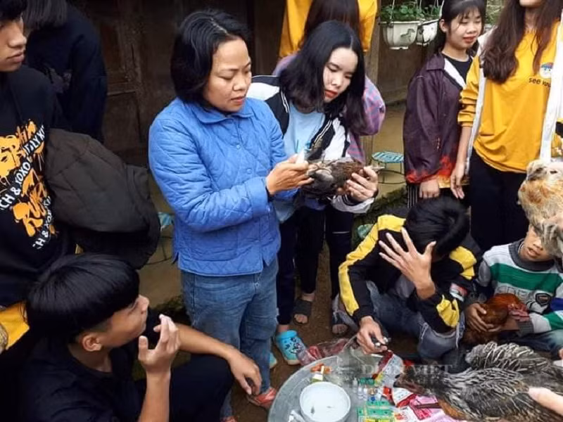 Cô Nguyễn Thị Loan đang dạy học sinh trong buổi thực hành.