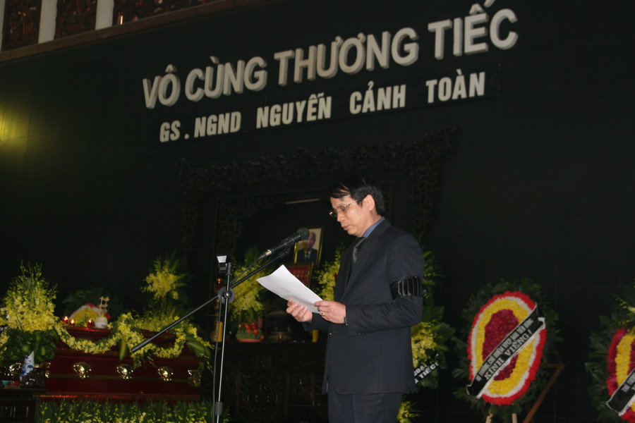 Thứ trưởng Bộ GD&ĐT Phạm Mạnh Hùng xúc động đọc điếu văn tại lễ truy điệu Thứ trưởng Bộ GD&ĐT Phạm Mạnh Hùng xúc động đọc điếu văn tại lễ truy điệu