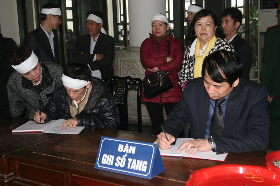 Thứ trưởng Phạm Mạnh Hùng xúc động viết trong sổ tang: “Cuộc đời và sự nghiệp của Giáo sư mãi mãi là tấm gương sáng cho các thế hệ noi theo. Xin bày tỏ lòng tri ân sâu sắc và tiếc thương vô hạn trước đau thương mất mát này”. Thứ trưởng Phạm Mạnh Hùng xúc động viết trong sổ tang: “Cuộc đời và sự nghiệp của Giáo sư mãi mãi là tấm gương sáng cho các thế hệ noi theo. Xin bày tỏ lòng tri ân sâu sắc và tiếc thương vô hạn trước đau thương mất mát này”.