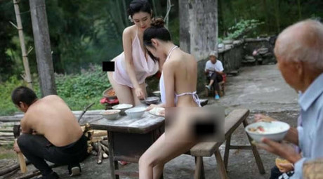 Mặc áo yếm và nội y ngồi trước mặt cụ già, 2 mỹ nữ bị Mac ao yem va noi y ngoi truoc mat cu gia, 2 my nu bi
