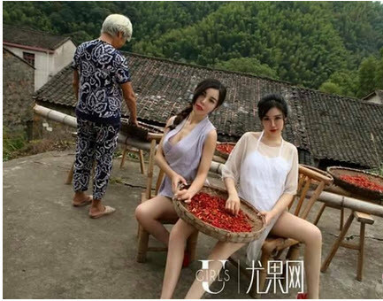 Mặc áo yếm và nội y ngồi trước mặt cụ già, 2 mỹ nữ bị Mac ao yem va noi y ngoi truoc mat cu gia, 2 my nu bi