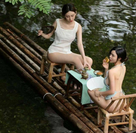Mặc áo yếm và nội y ngồi trước mặt cụ già, 2 mỹ nữ bị Mac ao yem va noi y ngoi truoc mat cu gia, 2 my nu bi