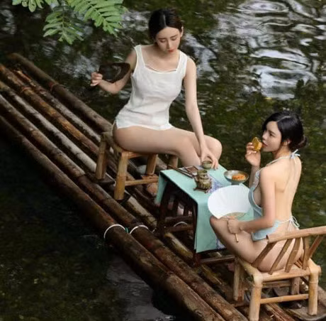 Mac ao yem va noi y ngoi truoc mat cu gia, 2 my nu bi 