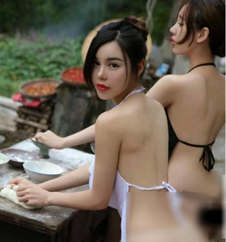 Mặc áo yếm và nội y ngồi trước mặt cụ già, 2 mỹ nữ bị Mac ao yem va noi y ngoi truoc mat cu gia, 2 my nu bi