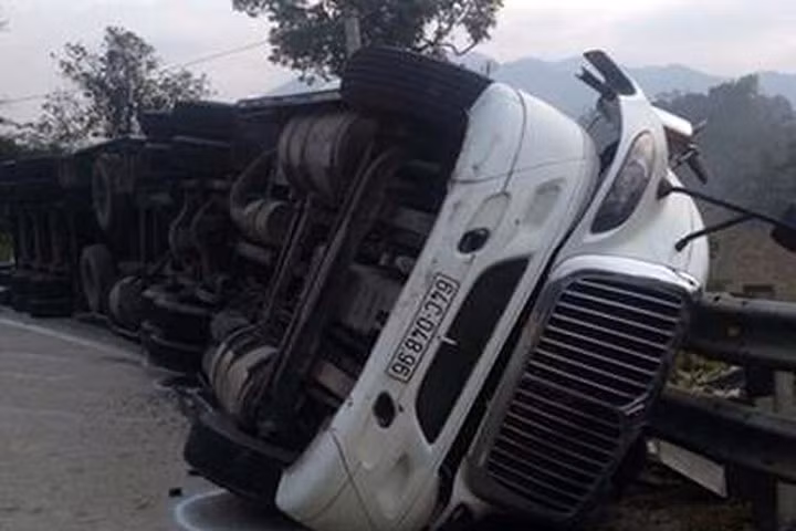 Sang đường va xe container, một học sinh đi xe đạp điện bị thương nặng