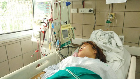 7 sinh viên nguy kịch vì uống rượu chứa methanol - Ảnh 2 7 sinh vien nguy kich vi uong ruou chua methanol - Anh 2