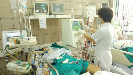 7 sinh viên nguy kịch vì uống rượu chứa methanol - Ảnh 3 7 sinh vien nguy kich vi uong ruou chua methanol - Anh 3