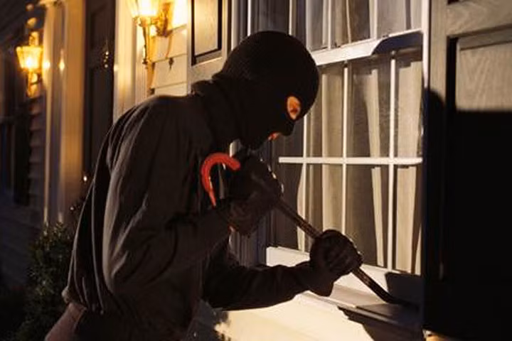 Camera tố bảo vệ trộm 80 điện thoại, trị giá 1,5 tỷ đồng