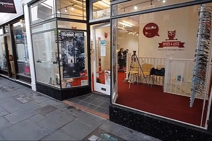 Người phụ nữ bị lên án vì đi vệ sinh ngay trước trung tâm mua sắm