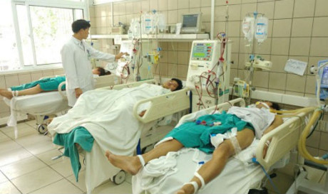 7 sinh viên nguy kịch vì uống rượu chứa methanol - Ảnh 1 7 sinh vien nguy kich vi uong ruou chua methanol - Anh 1