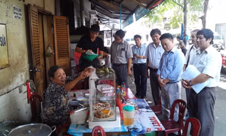 Thanh tra an toan thuc pham ngai xu ly vi pham vi ne nang ho hang, lang xom - Anh 1