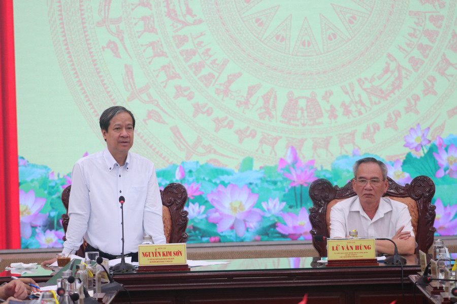 Bộ trưởng Nguyễn Kim Sơn phát biểu tại buổi làm việc. Bộ trưởng Nguyễn Kim Sơn phát biểu tại buổi làm việc.
