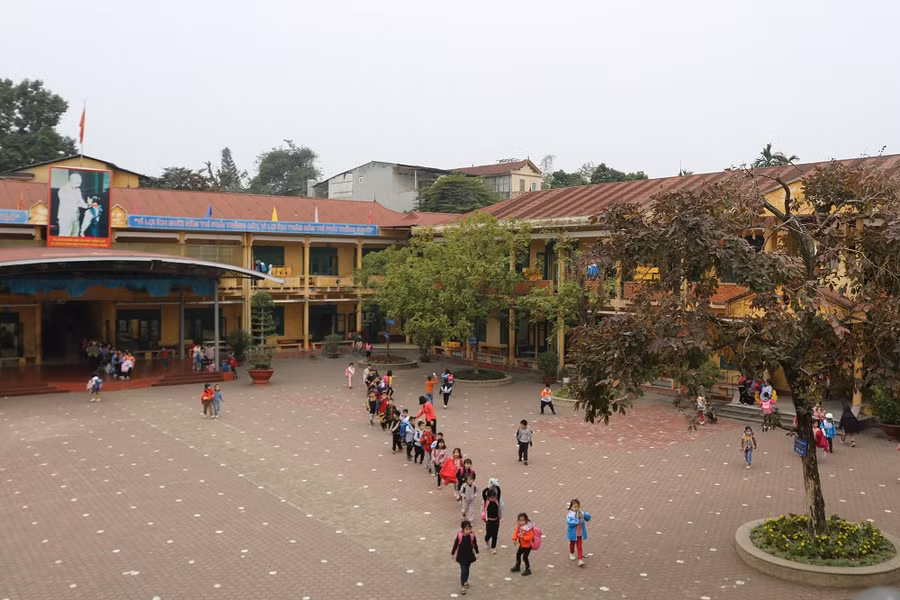 Khuôn viên sạch đẹp của trường Tiểu học Đội Cấn (TP Thái Nguyên)