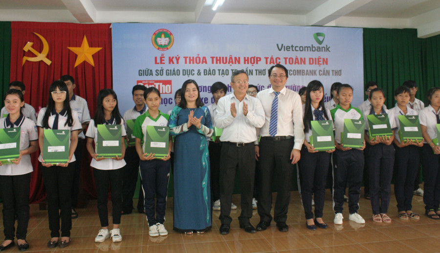 Trao học bổng cho HS nghèo hiếu học