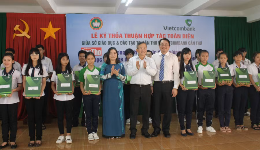 Trao học bổng cho HS nghèo hiếu học
