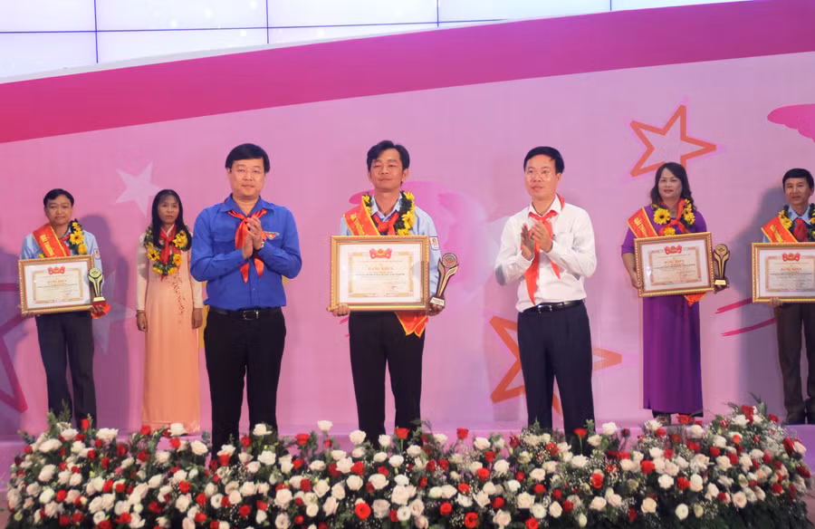 Đồng chí Võ Văn Thưởng, Ủy viên Bộ Chính trị, Trưởng Ban Tuyên giáo Trung ương và anh Lê Quốc Phong, Bí thư thứ nhất Trung ương Đoàn trao giải thưởng cho các thầy cô