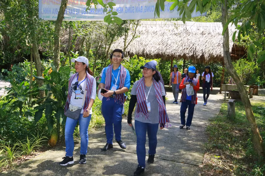 Du khách thích thú với các tour du lịch cộng đồng, trải nghiệm