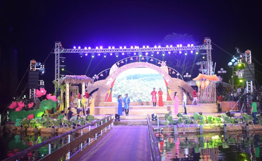 Với chủ đề “Tình người thắm đượm hồn sen”, nhiều tiết mục đặc sắc được biểu diễn tại lễ khai mạc