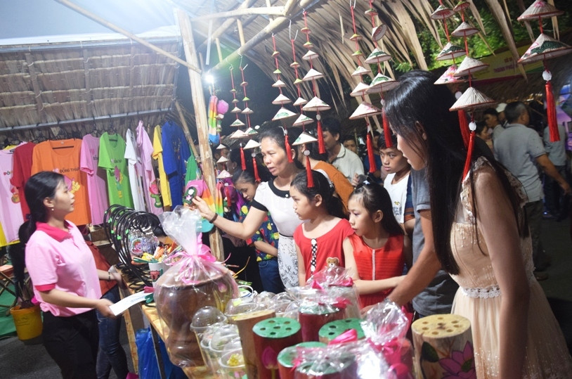 Đông đảo du khách trong và ngoài tỉnh đến tham dự Tuần lễ du lịch