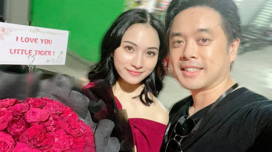 Dương Khắc Linh tặng hoa hồng rực rỡ cho bà xã xinh đẹp của mình nhân ngày 8/3. Hai vợ chồng son cũng mới chào đón cặp đôi song sinh vô cùng dễ thương.