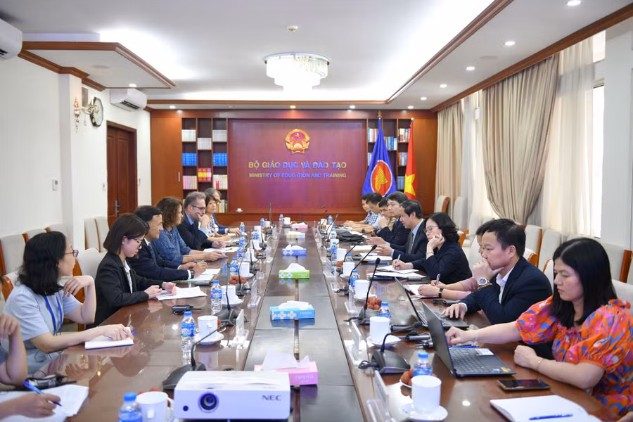 Quang cảnh buổi làm việc. Quang cảnh buổi làm việc.