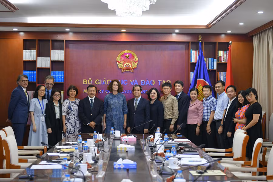 Đại diện WB và Bộ GD&ĐT chụp ảnh lưu niệm. Đại diện WB và Bộ GD&ĐT chụp ảnh lưu niệm.