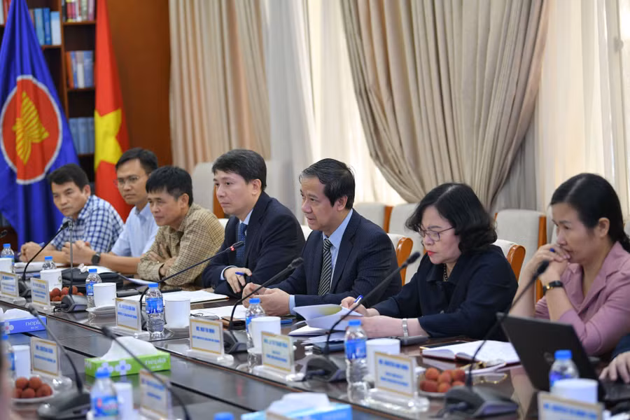 Bộ trưởng Nguyễn Kim Sơn, Thứ trưởng Ngô Thị Minh cùng đại diện một số vụ, cục của Bộ GD&ĐT làm việc với Ngân hàng thế giới.