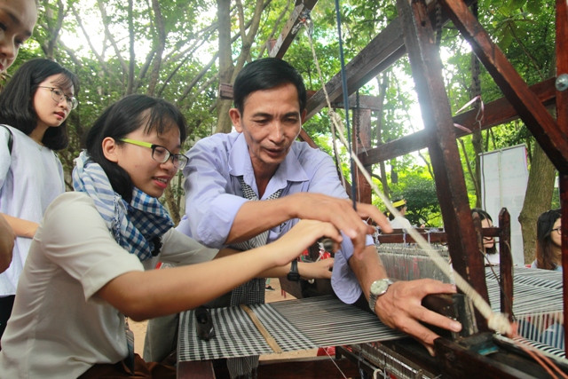 Nghệ nhân hướng dẫn dệt choàng Hồng Ngự