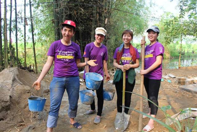 Học, làm thêm, Phạm Thị Thoàn (thứ 2 từ phải sang) vẫn tích cực tham gia các hoạt động xã hội Học, làm thêm, Phạm Thị Thoàn (thứ 2 từ phải sang) vẫn tích cực tham gia các hoạt động xã hội