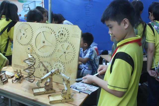 Tại ngày hội, còn rất nhiều trải nghiệm phong phú khác với sách và thiết bị khoa học thu hút đông đảo học sinh. Những hoạt động sáng tạo và lý thú này thực sự giúp học sinh “học mà chơi, chơi mà học”.