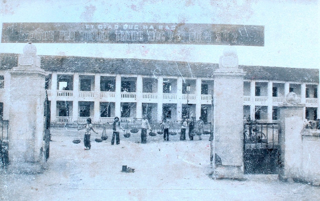 Trường THPT Yên Dũng số 2 đã ra đời và lớn lên trong gian khó, gắn số phận mình cùng số phận của dân tộc, thực hiện yêu cầu của giáo dục nước nhà Trường THPT Yên Dũng số 2 đã ra đời và lớn lên trong gian khó, gắn số phận mình cùng số phận của dân tộc, thực hiện yêu cầu của giáo dục nước nhà