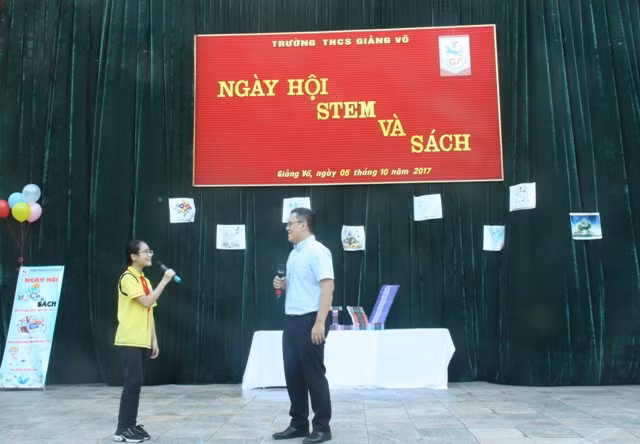 PGS.TS Lê Anh Vinh - PGS trẻ nhất Việt Nam năm 2013, người nhận bằng tiến sĩ của ĐH Harvard khi mới 27 tuổi, hiện là Phó viện trưởng Viện Khoa học Giáo dục Việt Nam, cũng là nguyên học sinh của Trường THCS Giảng Võ cùng giao lưu với học sinh nhà trường trong "Ngày hội STEM và Sách"