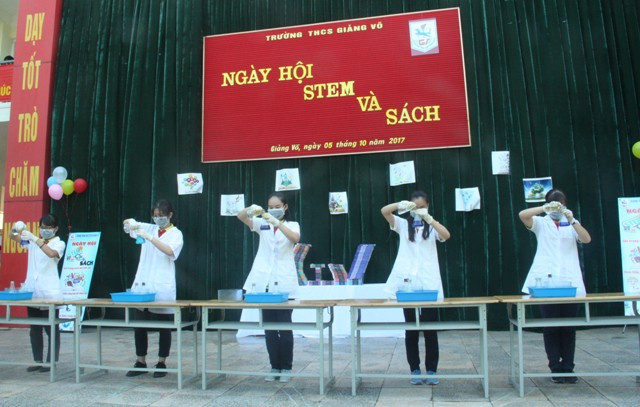 Đây là một tiết mục hấp dẫn trong khai mạc “Ngày hội STEM và Sách”. Những học sinh khối 9 biểu diễn màn biến hóa màu sắc vô cùng thú vị, giúp môn Hóa học trở lên hấp dẫn hơn.