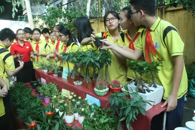 Một hình ảnh tại khu trải nghiệm Sinh học - Địa lý. Tại đây, học sinh thăm quan và trải nghiệm để biết thêm về thế giới rộng lớn xung quanh: đo nhiệt ngoài trời và quan sát may; làm thí nghiệm núi lửa phun trào; làm tiêu bản và quan sát dưới kính hiển vi; tham gia giải các câu đố vui Địa lý. Khu trưng bày gồm rất nhiều loài động, thực vật thật, mô hình, tranh ảnh. Học sinh đến khu này cũng được tham gia trò chơi để đổi quà.
