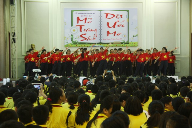 Một điều đáng chú ý trong Ngày hội của Trường THCS Giảng Võ là khu Văn học - Lịch sử với chủ đề "Mở trang sách, dệt ước mơ" với hàng loạt hoạt động hấp dẫn: sân khấu hóa, thi tài, thuyết trình để học trò được sống trong một thế giới của cảm xúc, khi thì cười vui thoải mái, khi thì cảm thương sâu sắc trước mỗi nhân vật; lúc lại tràn đầy niềm tự hào về những trang sử vẻ vang của dân tộc. Ngoài ra, ngày hội còn có khu trưng bày sách ngoại văn Anh - Pháp. Tại đây, học sinh được tìm hiểu nhiều loại truyện, sách ảnh, từ điển hình ảnh bằng tiếng Anh, tiếng Pháp; trao đổi sách và đố vui trúng thưởng