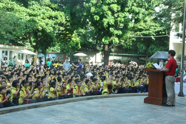 Theo thầy hiệu trưởng Đoàn Công Thạo: Chúng ta đang sống trong kỉ nguyên của trí tuệ nhân tạo. Internet không chỉ đem đến cho con người một kho tàng tài nguyên đồ sộ mà còn kết nối vạn vật, đem lại những lợi ích to lớn thay đổi cuộc sống con người. Để đáp ứng nhu cầu của thời đại mới, con người không chỉ cần có tri thức mà còn phải có năng lực tư duy, sáng tạo, có kỹ năng phân tích - tổng hợp, có khả năng làm việc độc lập và ra quyết định trên cơ sở phân tích dữ liệu. Hướng tới mục tiêu đó, giáo dục tích hợp STEM đã ra đời. STEM là viết tắt Tiếng Anh của các từ Khoa học- Công nghệ- Kỹ thuật và Toán học. Giáo dục STEM được hiểu là một cách tiếp cận liên ngành trong quá trình học, trong đó, học sinh được “học thông qua thực hành”. Làm chiếc đèn kéo quân để hiểu được nguyên lí của sự đối lưu không khí và sự thực hiện công hay tự chế ra nước rửa bát từ bồ kết và chanh… tất cả đều là STEM. Hoạt động giáo dục tích hợp STEM sẽ truyền cảm hứng học tập, giúp học sinh thấy được mối liên hệ giữa các kiến thức và nhận thức được tầm quan trọng của kiến thức đối với sự phát triển của xã hội trong tương lai.