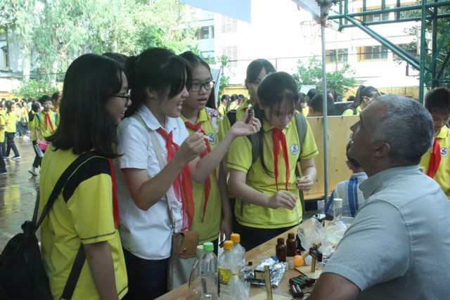 Học sinh tham gia làm thí nghiệm Hóa học lý thú