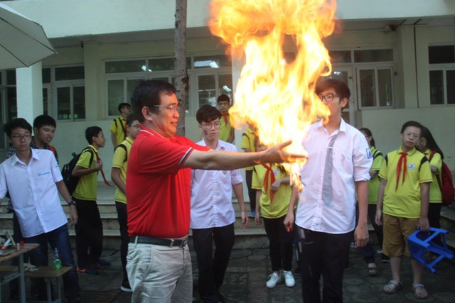 Màn trình diễn "Bàn tay lửa" với sự tham gia của thầy hiệu trưởng Đoàn Công Thạo nhận được sự cổ vũ nhiệt tình của học sinh. Đây là cũng một trong những tiết mục rất thu hút của khu thí nghiệm Hóa học - Vật lý