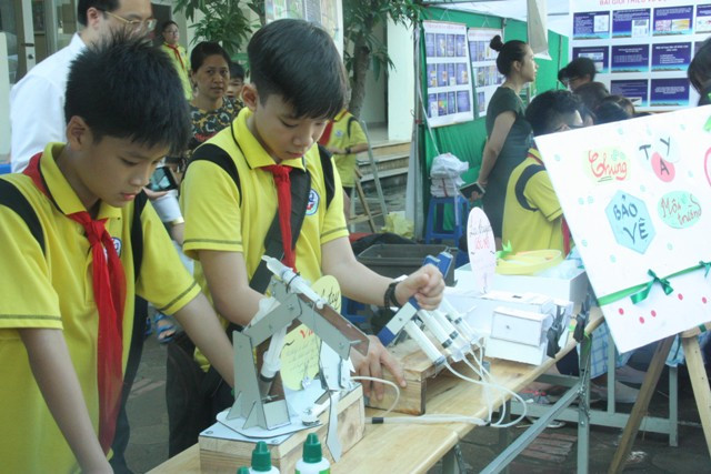 Khu Robotics và Mộc STEM dành cho những học sinh đam mê khoa học kỹ thuật, khéo léo và sáng tạo với các hoạt động lập trình máy tính điều khiển robot, chế các sản phẩm nghệ thuật và dụng cụ bằng gỗ. Trong ảnh là sản phẩm điều khiển cánh tay thủy lực bằng hệ thống xi lanh. Những "cánh tay" do học sinh tự chế này có thể di chuyển linh hoạt theo các hướng và gắp được các vật nhỏ