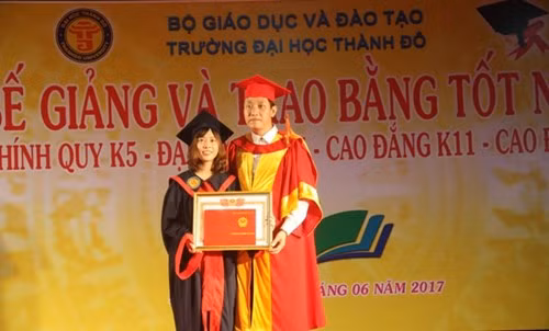 Phạm Thị Thoàn nhận phần thưởng và bằng tốt nghiệp từ thầy Ngô Xuân Hà - Hiệu trưởng Trường ĐH Thành Đô