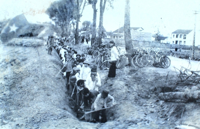 Ngày mới thành lập trường có 4 lớp tổng số 197 học sinh Ngày mới thành lập trường có 4 lớp tổng số 197 học sinh