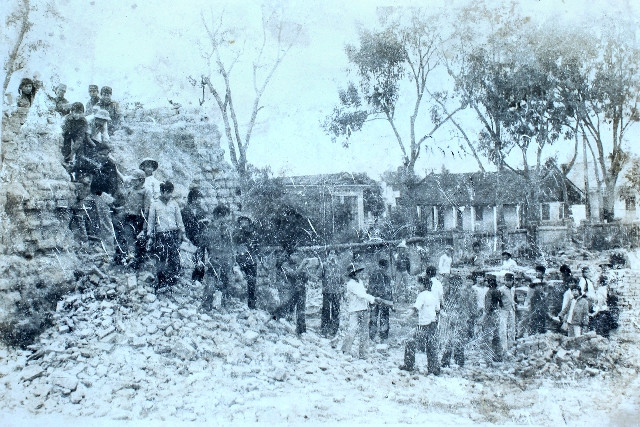 Được sự giúp đỡ của chính quyền, nhân dân, phụ huynh học sinh, sau 2 tháng lao động vất vả thầy trò nhà trường đã hoàn thành xuất sắc nhiệm vụ, đã xây dựng được 4 phòng học, 1 phòng ở cho thầy cô. Được sự giúp đỡ của chính quyền, nhân dân, phụ huynh học sinh, sau 2 tháng lao động vất vả thầy trò nhà trường đã hoàn thành xuất sắc nhiệm vụ, đã xây dựng được 4 phòng học, 1 phòng ở cho thầy cô.