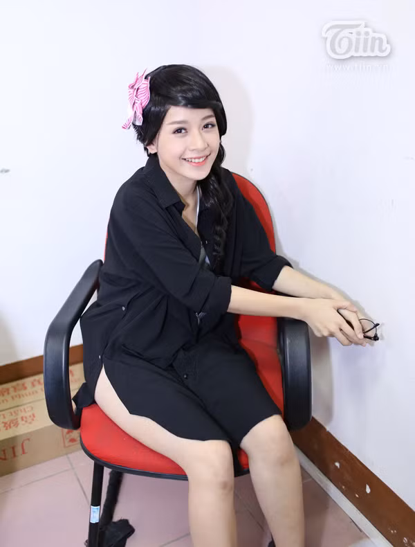 Trai Tây tình tứ ôm Angela Phương Trinh