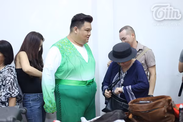 Trai Tây tình tứ ôm Angela Phương Trinh