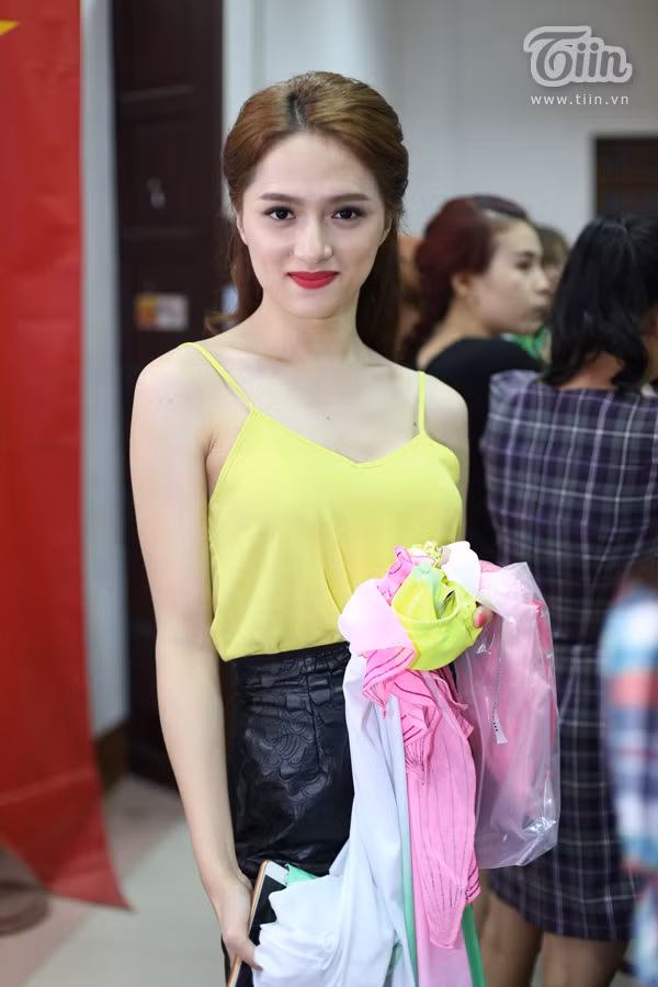 Trai Tây tình tứ ôm Angela Phương Trinh