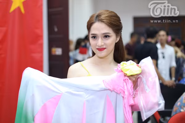 Trai Tây tình tứ ôm Angela Phương Trinh